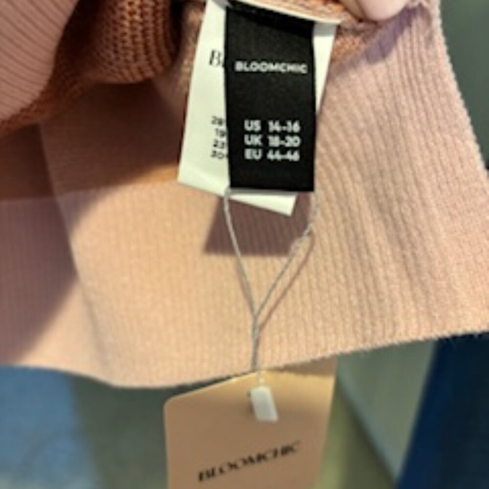 Bloomchic V-Neck Pullover Sweater with Hearts NWT - 1X - Picture 2 of 4